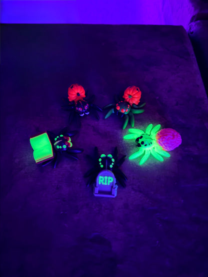 Tiny Spider - R.I.P. Tombstone (Glow-in-the-dark)