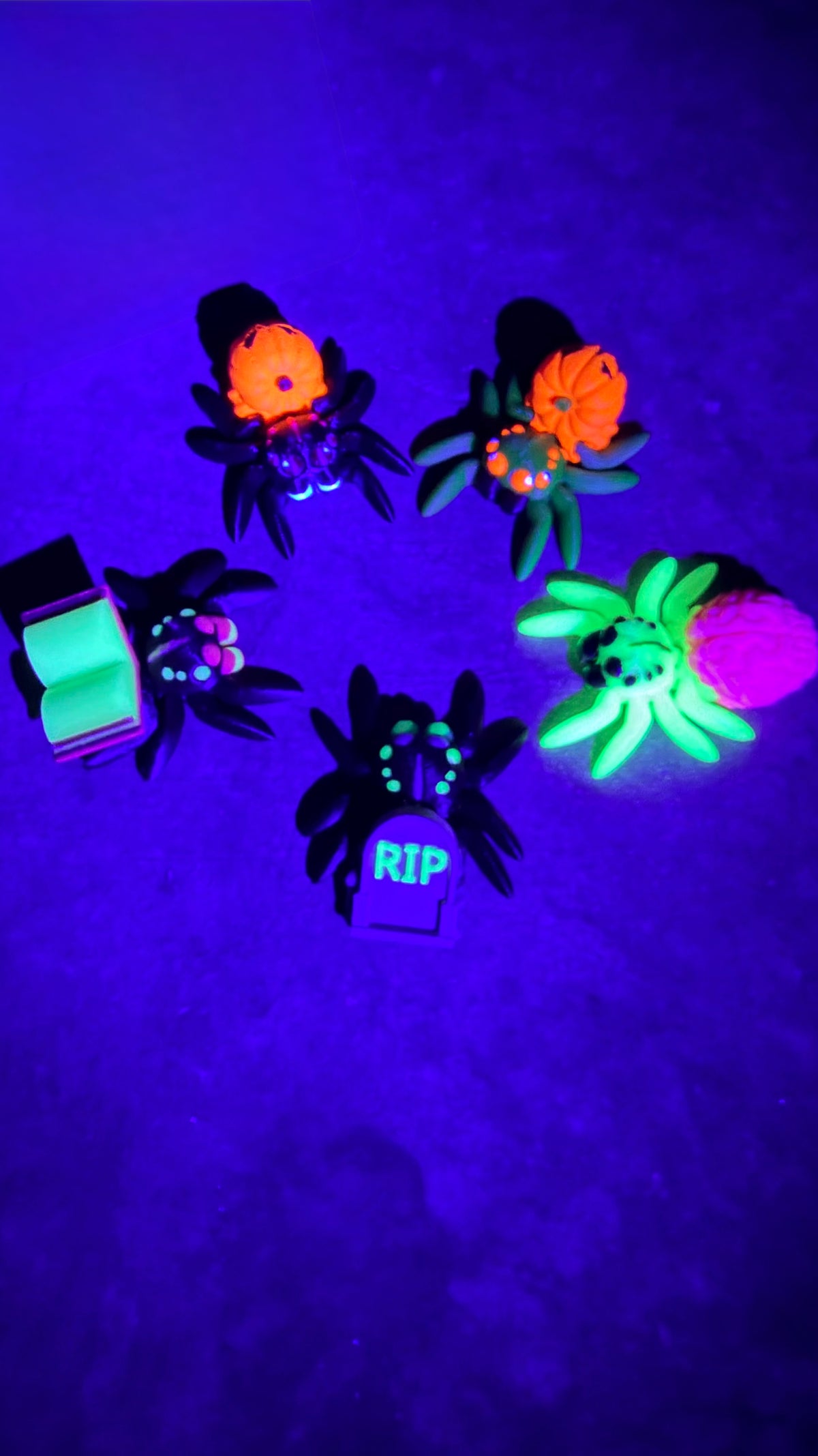 Tiny Spider - R.I.P. Tombstone (Glow-in-the-dark)